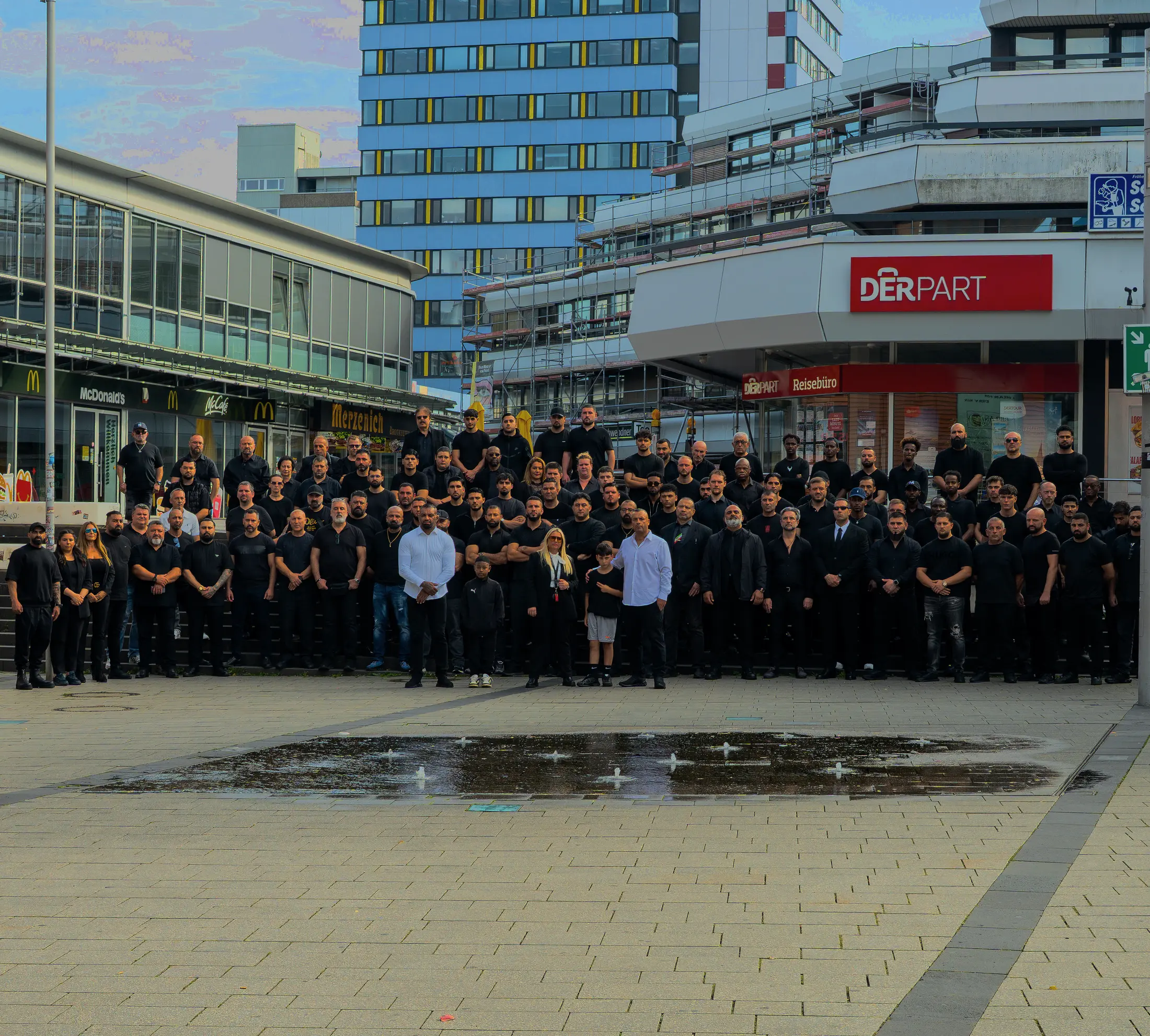 Das gesamte Team von B.K & S.I Security auf einem Platz in der Innenstadt